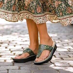 Alegria Green Carina Metallic Snakeskin Thong Sandals Comfort Wedge Slide 7.5M